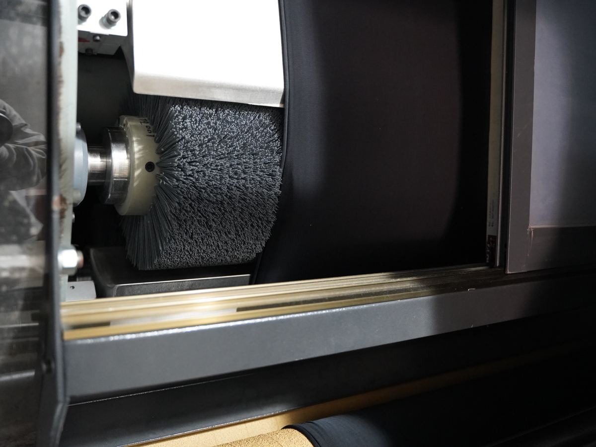 Brushing roller in a fabric finishing machine
